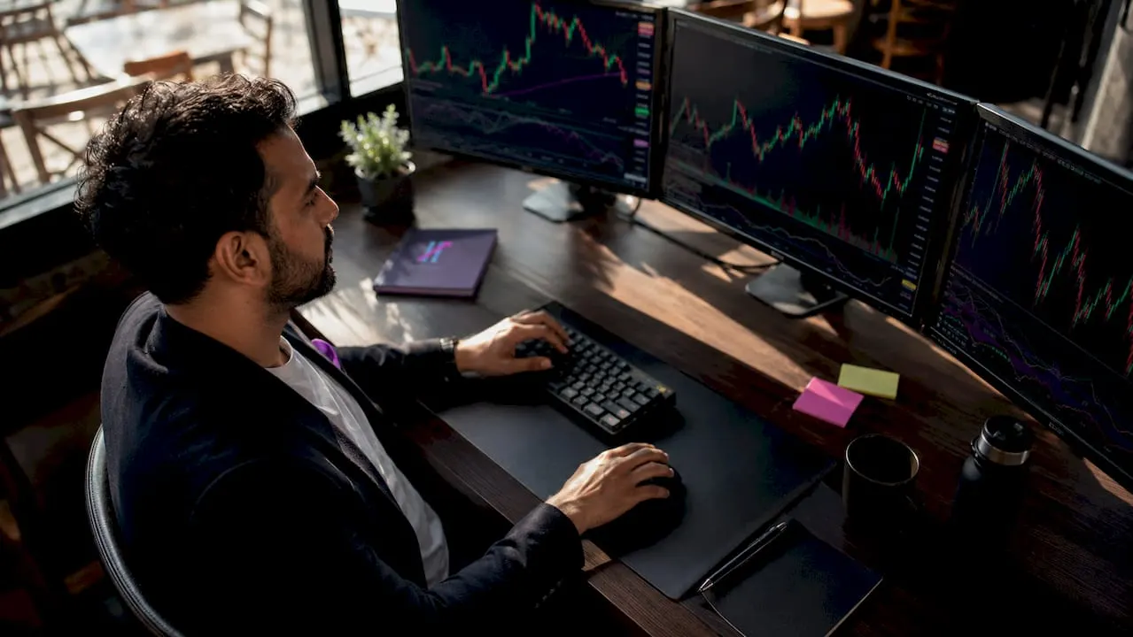 Trader analyzing TradingView overlay chart setup