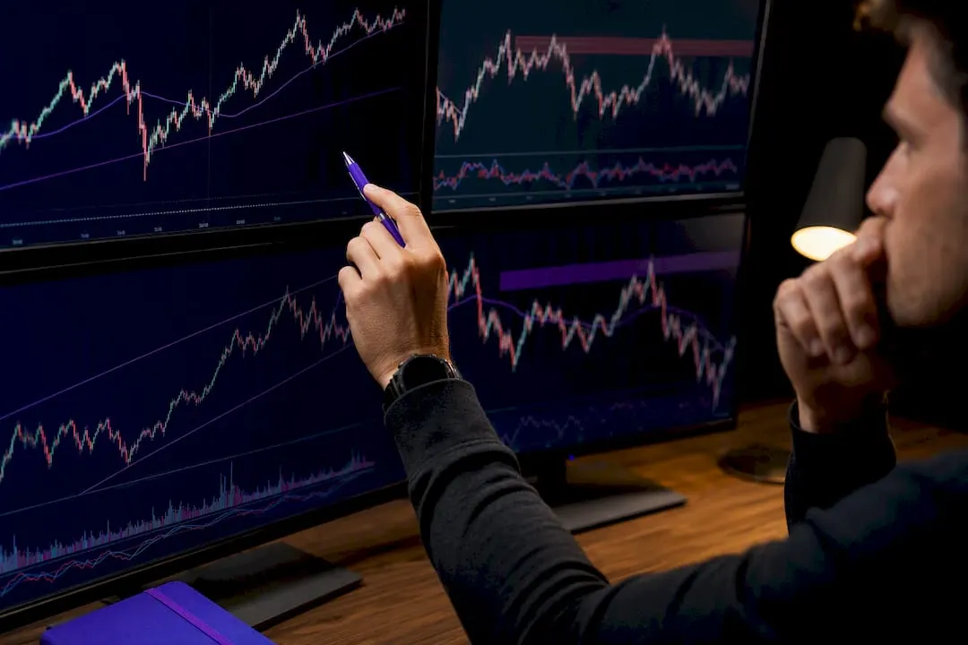 Trader comparing multi-timeframe chart panes